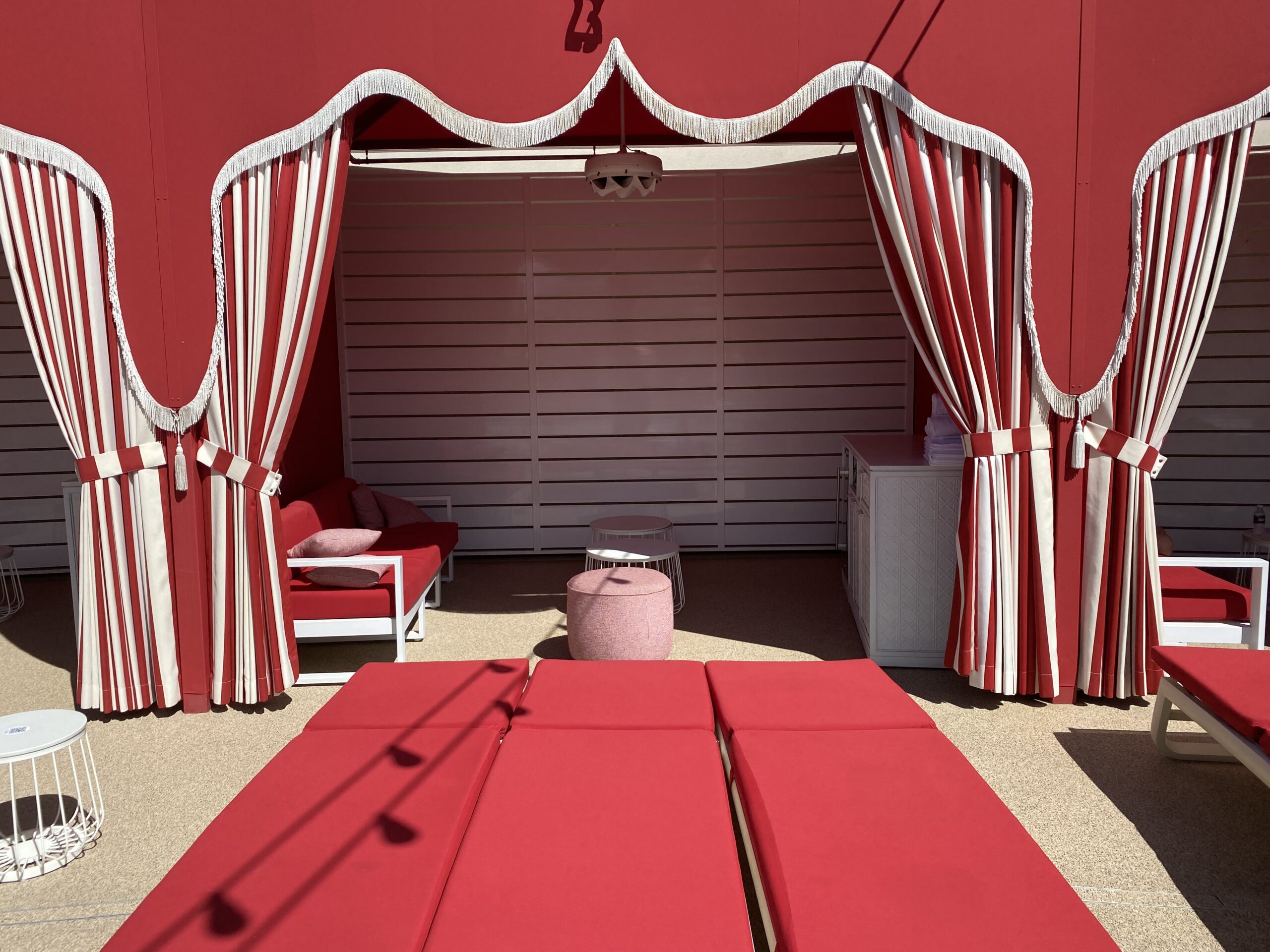 Circus Circus Pool, Cabanas & Daybeds, Hours & Info